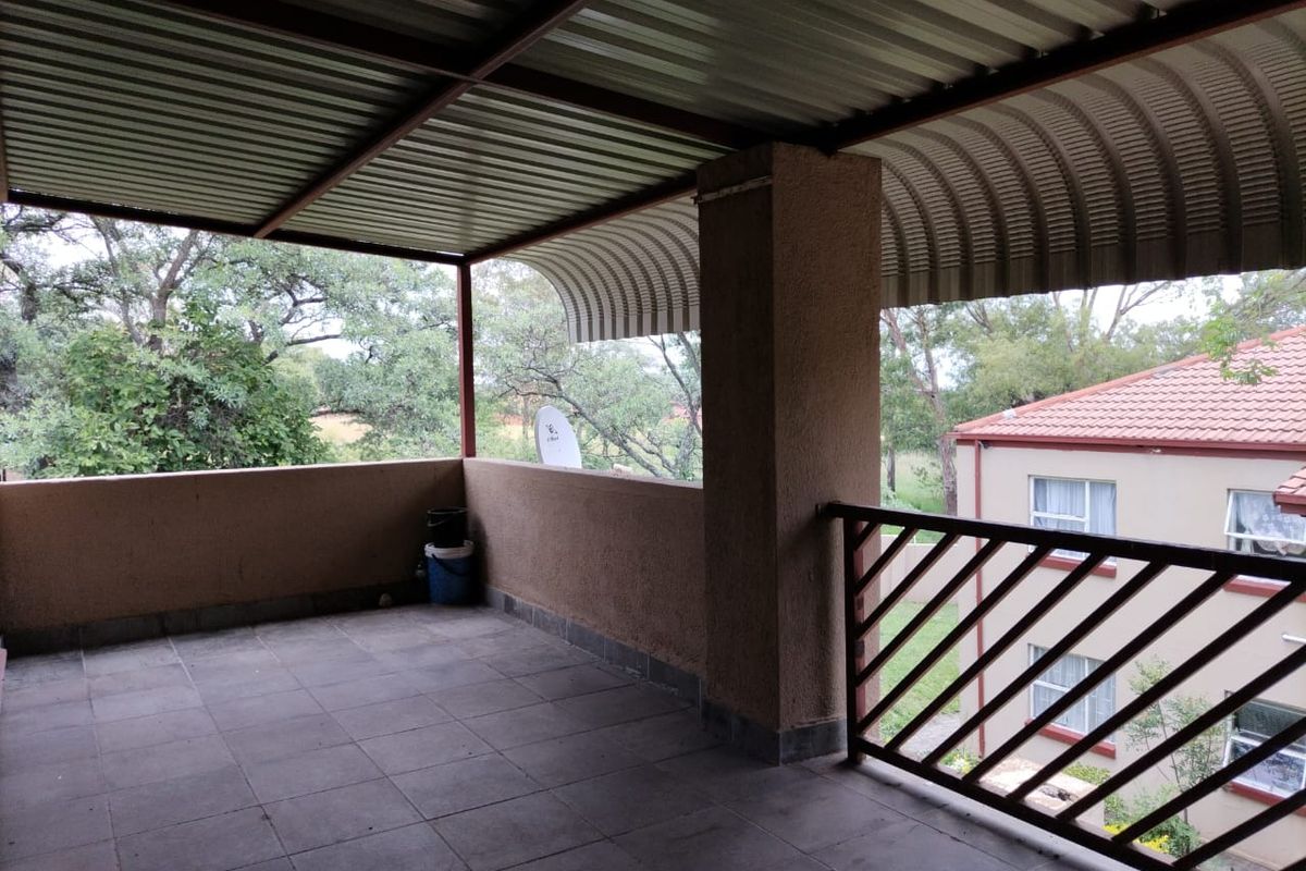 Charming 2-Bedroom Apartment in a Secure Complex - Photo 2