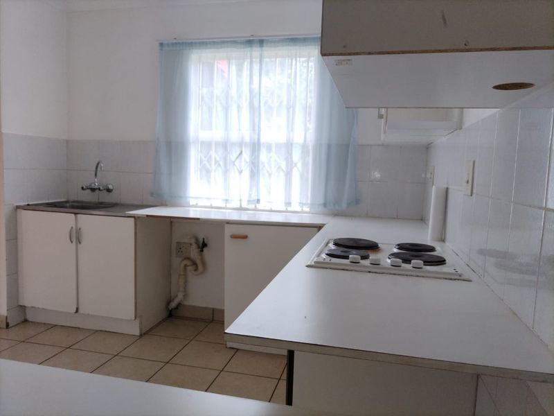 Charming 2-Bedroom Apartment in a Secure Complex - Photo 4