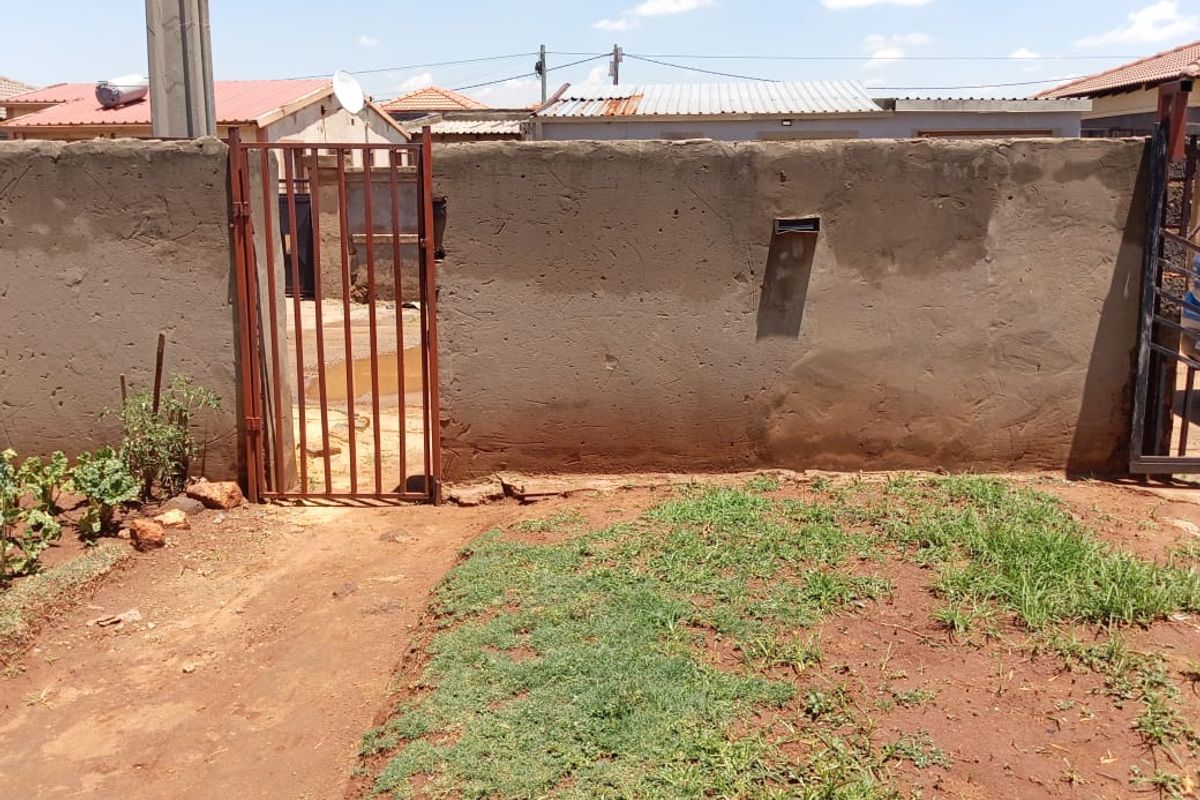 Comfortable 3-Bedroom Family Home with Open-Plan Kitchen - Photo 3