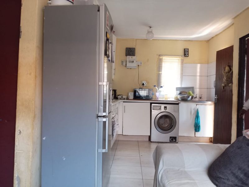 Comfortable 3-Bedroom Family Home with Open-Plan Kitchen - Photo 7