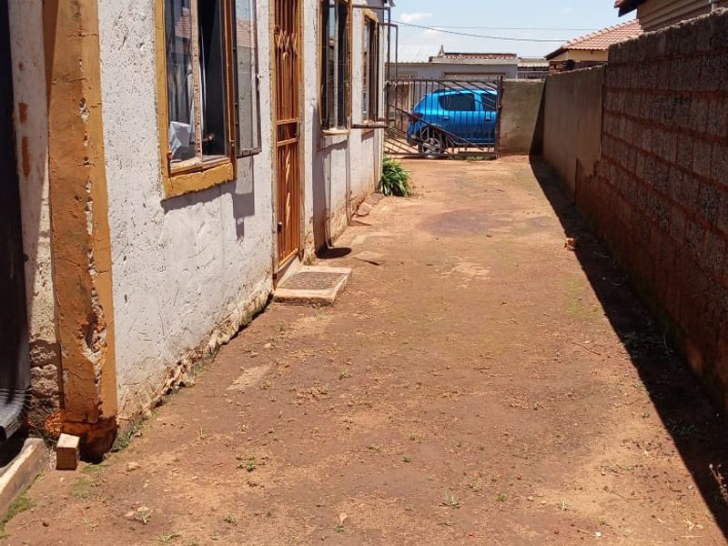 Comfortable 3-Bedroom Family Home with Open-Plan Kitchen - Photo 6