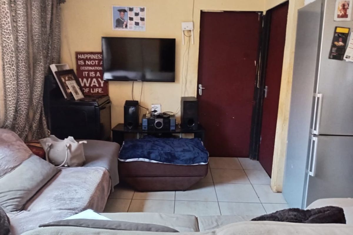 Comfortable 3-Bedroom Family Home with Open-Plan Kitchen - Photo 4