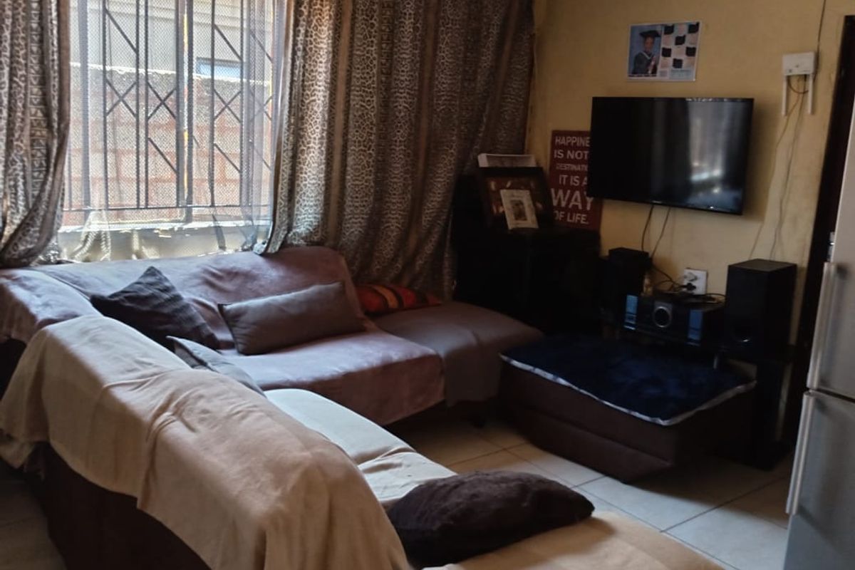 Comfortable 3-Bedroom Family Home with Open-Plan Kitchen - Photo 2