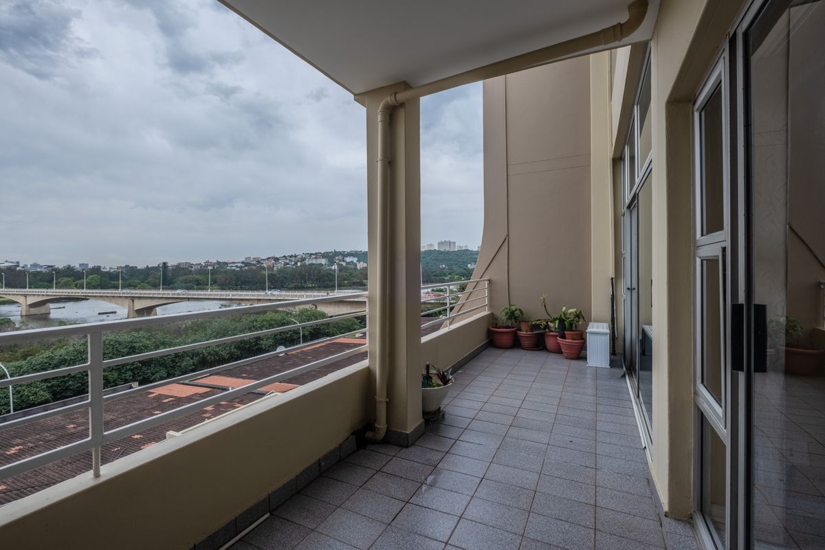 Priced to go duplex with exceptional river & sea views - Photo 3