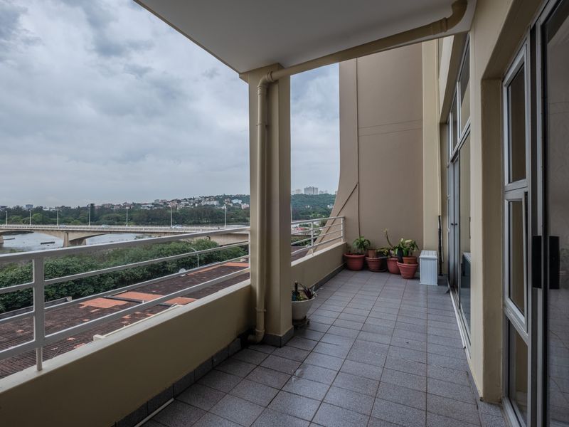 Priced to go duplex with exceptional river & sea views - Photo 3