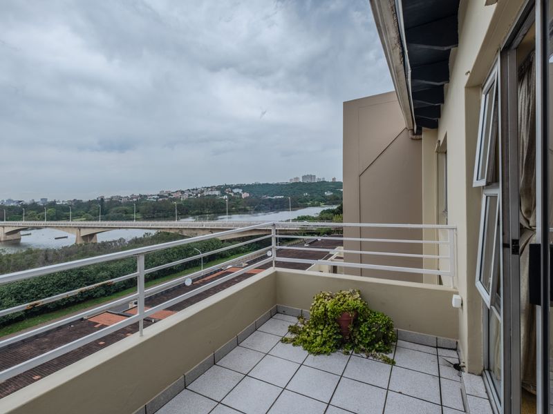 Priced to go duplex with exceptional river & sea views - Photo 10