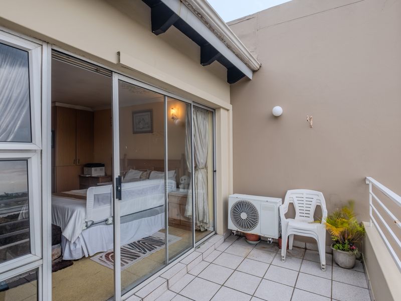 Priced to go duplex with exceptional river & sea views - Photo 9