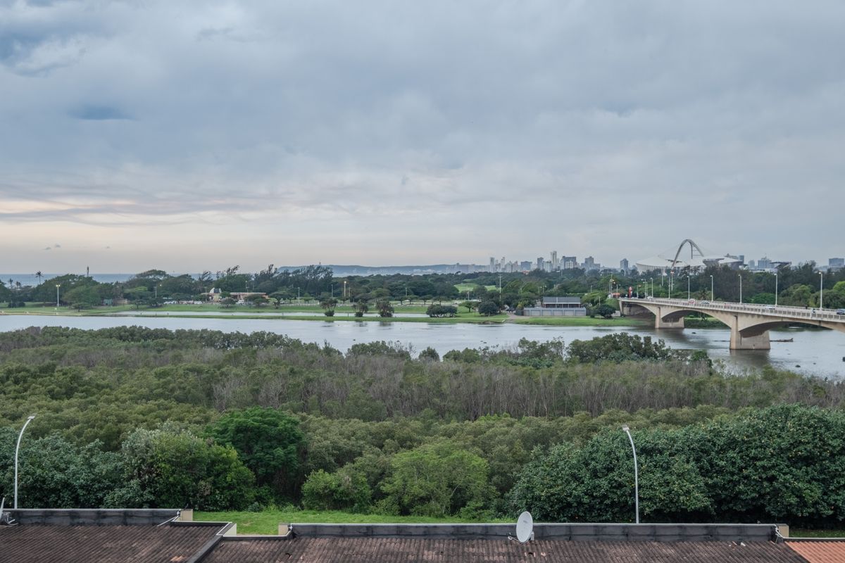 Priced to go duplex with exceptional river & sea views - Photo 2