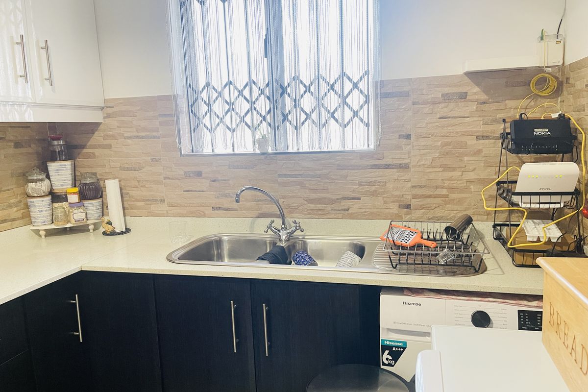 Modern, Spacious & Newly Renovated 2-Bedroom Apartment in the Heart of Musgrave. - Photo 4