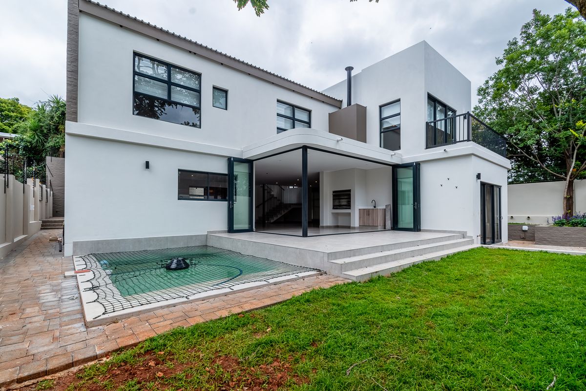 Ultra-Modern Architectural Masterpiece: Home of Pure Style - Photo 2