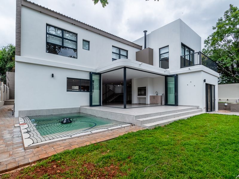 Ultra-Modern Architectural Masterpiece: Home of Pure Style - Photo 2