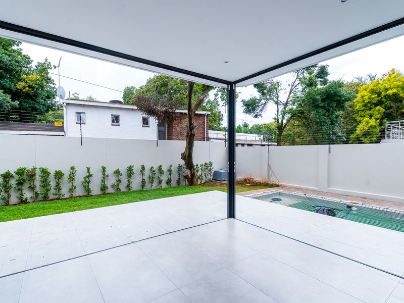 Ultra-Modern Architectural Masterpiece: Home of Pure Style - Photo 10