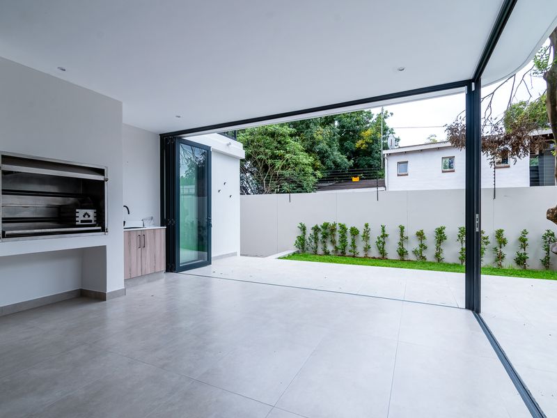 Ultra-Modern Architectural Masterpiece: Home of Pure Style - Photo 9