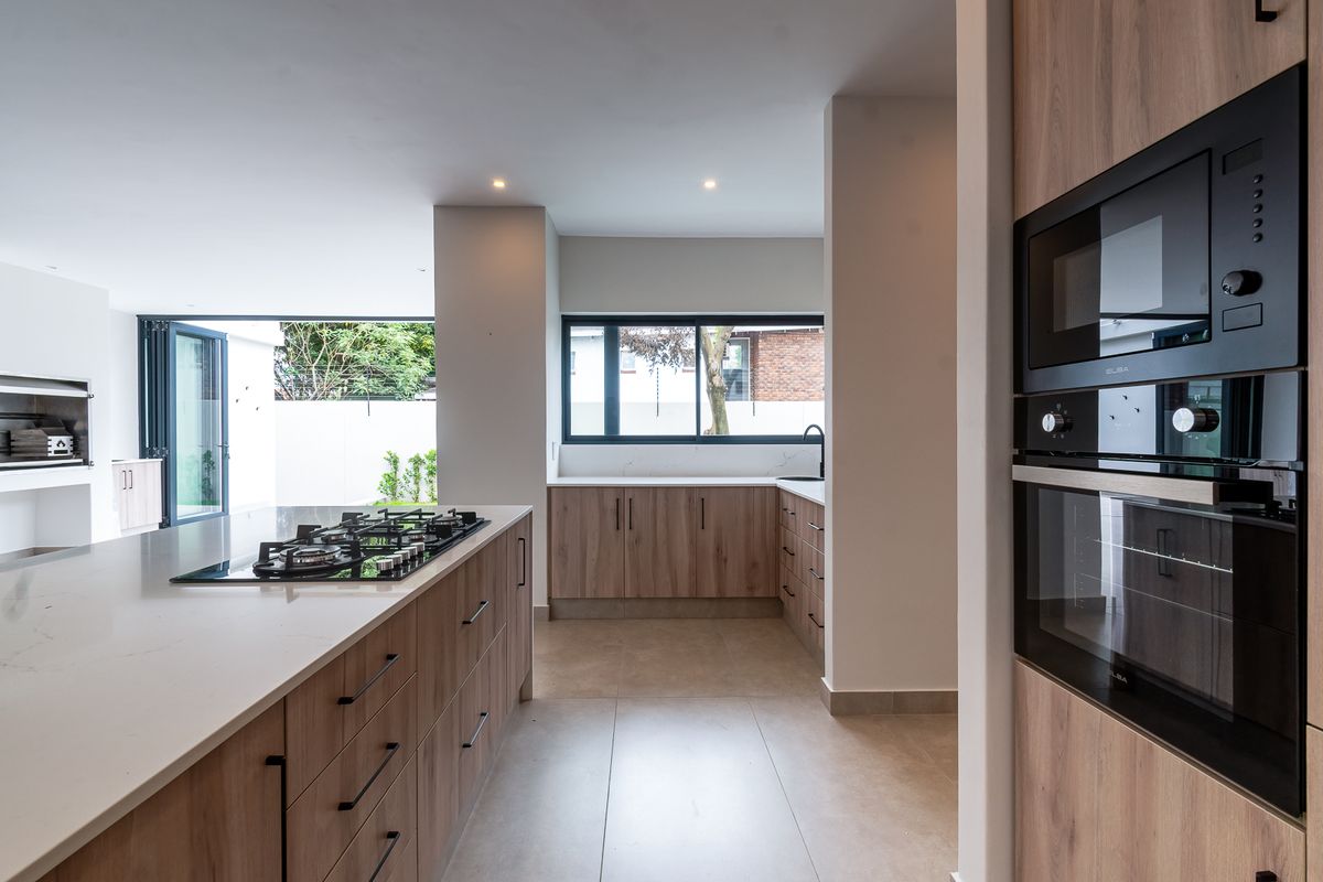 Ultra-Modern Architectural Masterpiece: Home of Pure Style - Photo 5