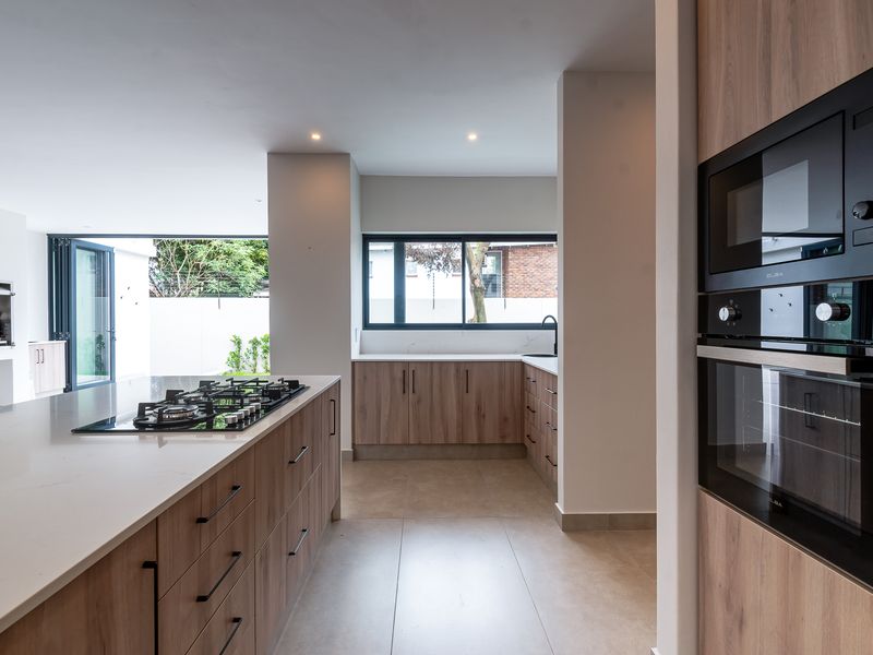 Ultra-Modern Architectural Masterpiece: Home of Pure Style - Photo 5