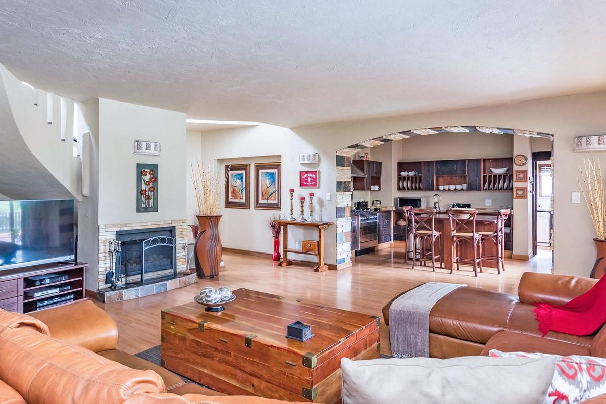 Exceptional Family Residence in Exclusive Featherbrooke Estate - Photo 3