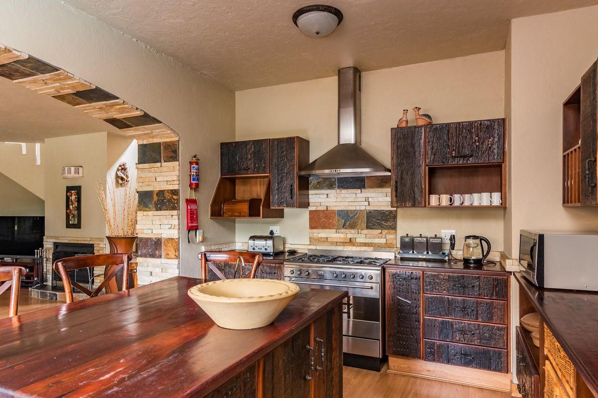 Exceptional Family Residence in Exclusive Featherbrooke Estate - Photo 5