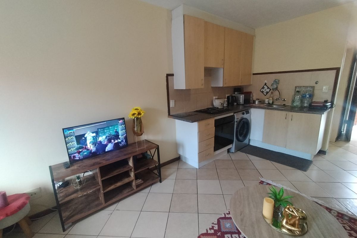 Secure Bachelor Apartment in Popular Wonderpark Estate - Photo 4