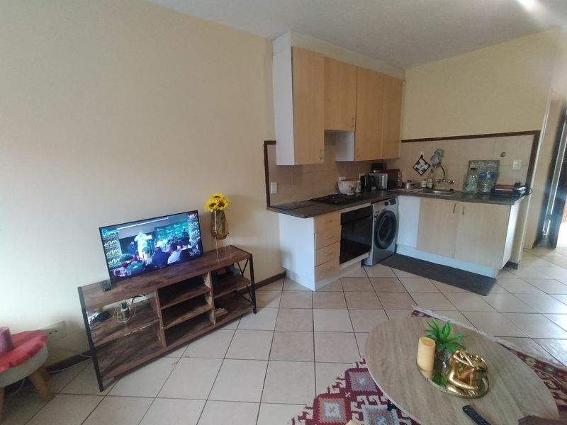 Secure Bachelor Apartment in Popular Wonderpark Estate - Photo 4