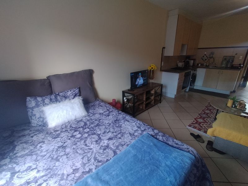 Secure Bachelor Apartment in Popular Wonderpark Estate - Photo 8