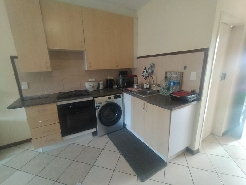 Secure Bachelor Apartment in Popular Wonderpark Estate - Photo 3