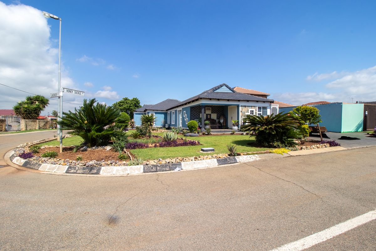 Modern Family Delight !!! JUST move IN - Photo 2