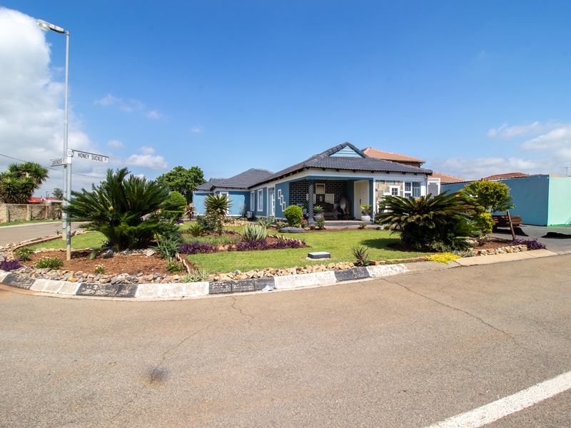 Modern Family Delight !!! JUST move IN - Photo 2