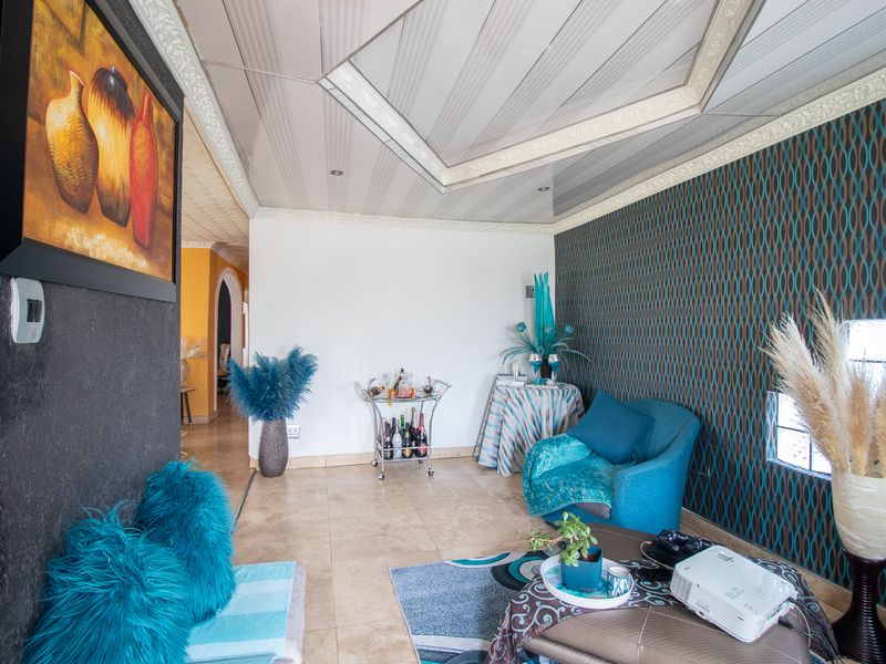 Modern Family Delight !!! JUST move IN - Photo 3