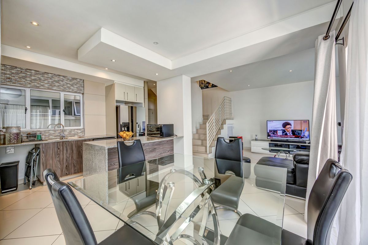 3 Bed 3.5 Bath Duplex - Photo 4