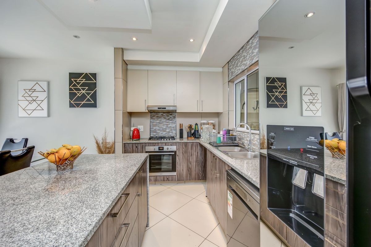 3 Bed 3.5 Bath Duplex - Photo 2