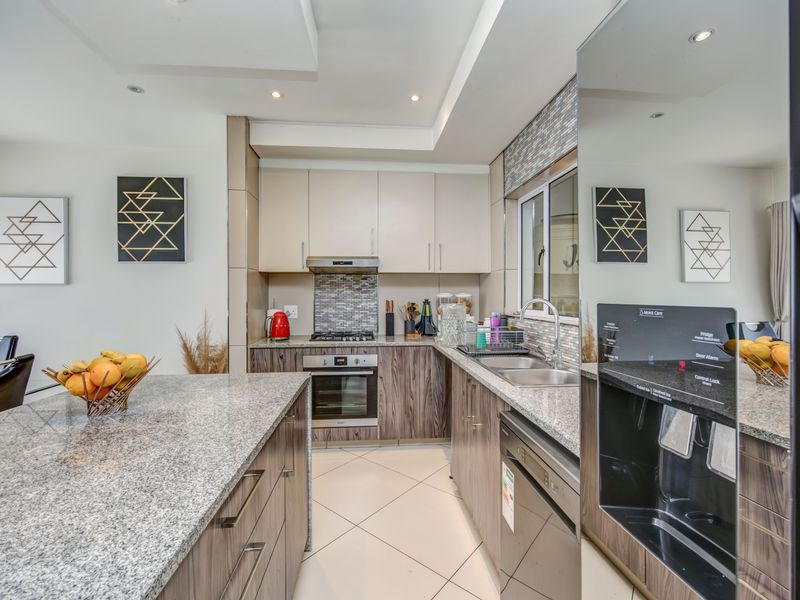 3 Bed 3.5 Bath Duplex - Photo 2