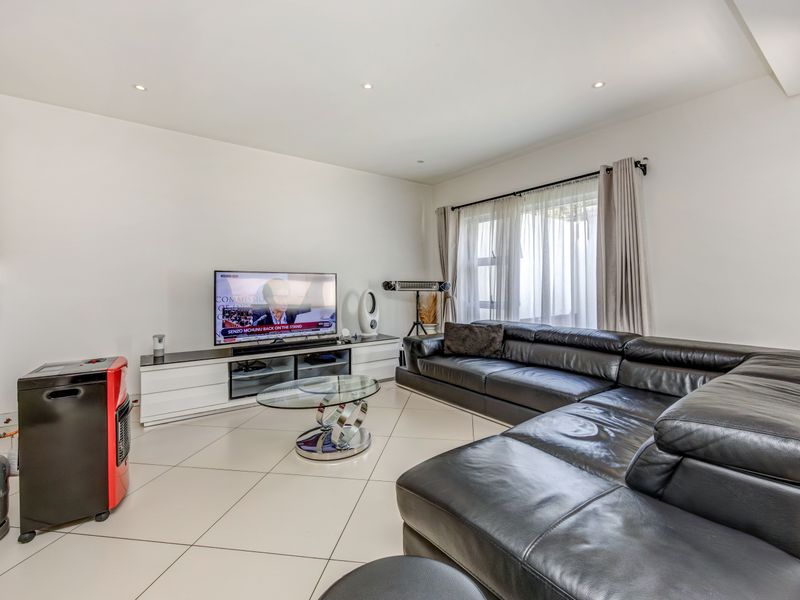 3 Bed 3.5 Bath Duplex - Photo 6