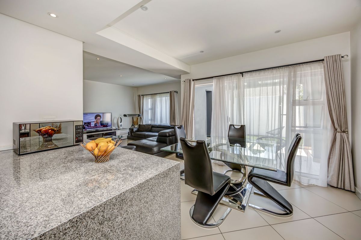 3 Bed 3.5 Bath Duplex - Photo 3