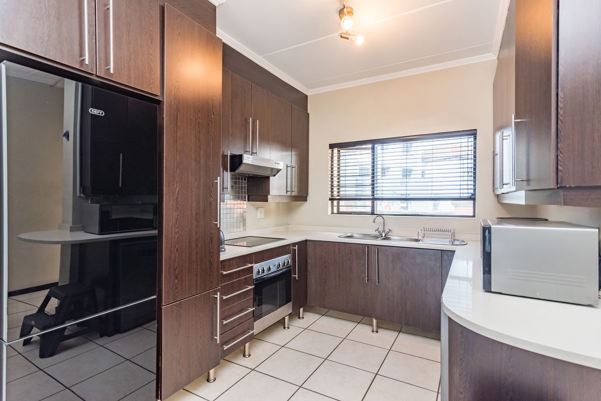 Sleek 3-Bed Duplex Living at Its Best in Douglasdale - Photo 4