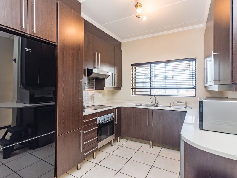 Sleek 3-Bed Duplex Living at Its Best in Douglasdale - Photo 4