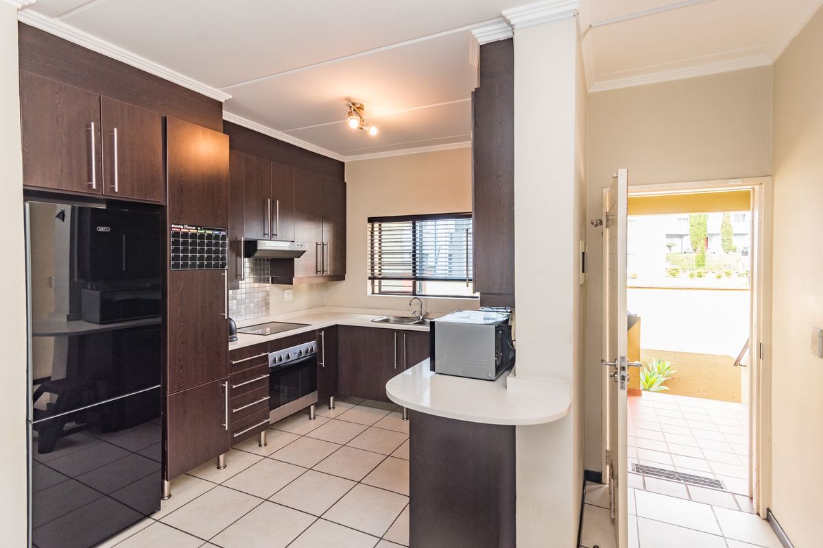 Sleek 3-Bed Duplex Living at Its Best in Douglasdale - Photo 3