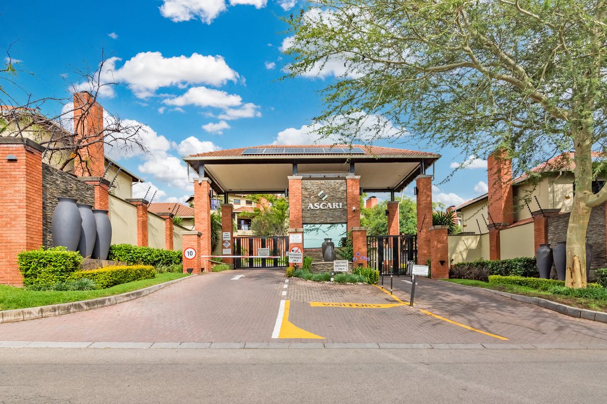 Sleek 3-Bed Duplex Living at Its Best in Douglasdale - Photo 2