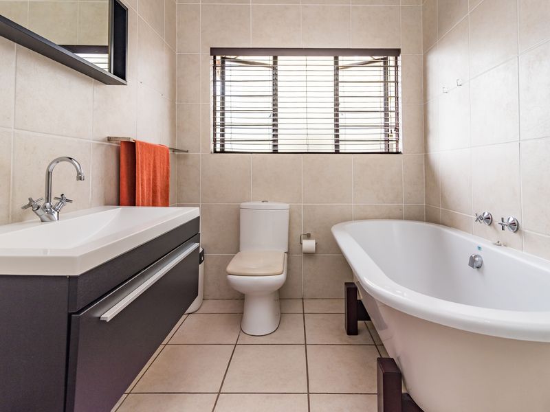 Sleek 3-Bed Duplex Living at Its Best in Douglasdale - Photo 10