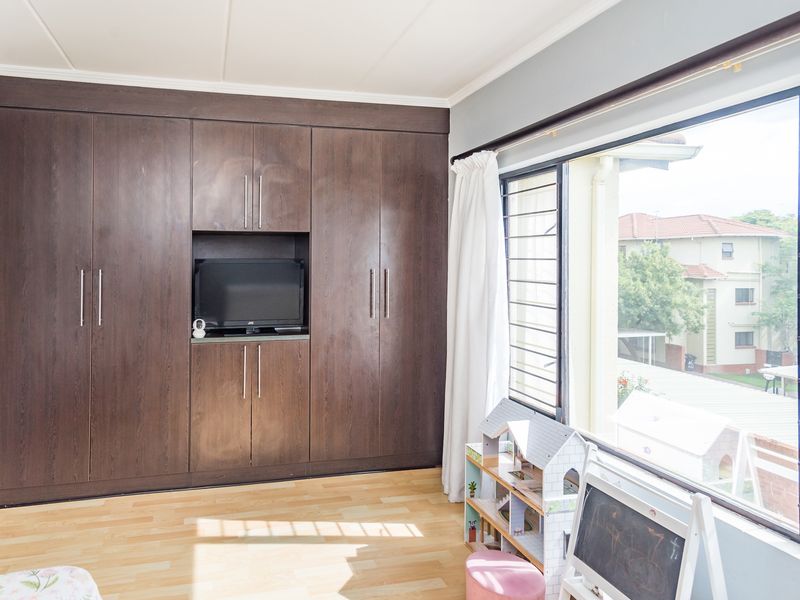Sleek 3-Bed Duplex Living at Its Best in Douglasdale - Photo 9