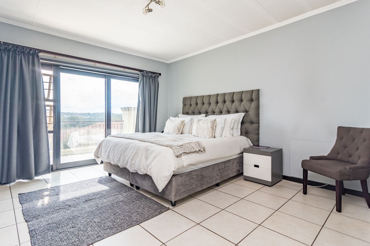 Sleek 3-Bed Duplex Living at Its Best in Douglasdale - Photo 5