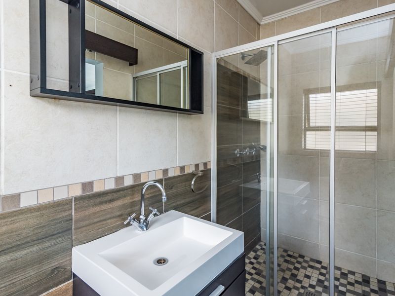 Sleek 3-Bed Duplex Living at Its Best in Douglasdale - Photo 7