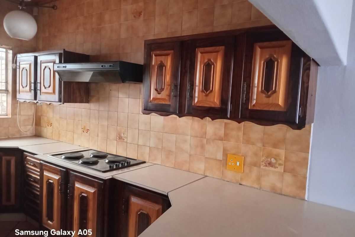 Spacious Townhouse Living in Sought-After Flora Gardens - Photo 2