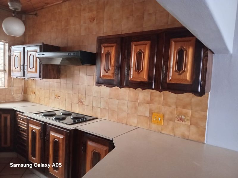 Spacious Townhouse Living in Sought-After Flora Gardens - Photo 2