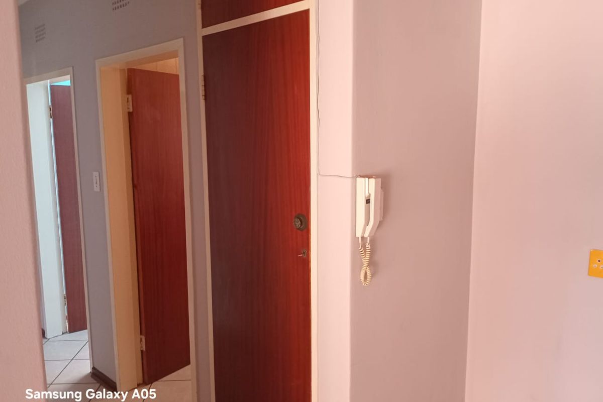 Spacious Townhouse Living in Sought-After Flora Gardens - Photo 5