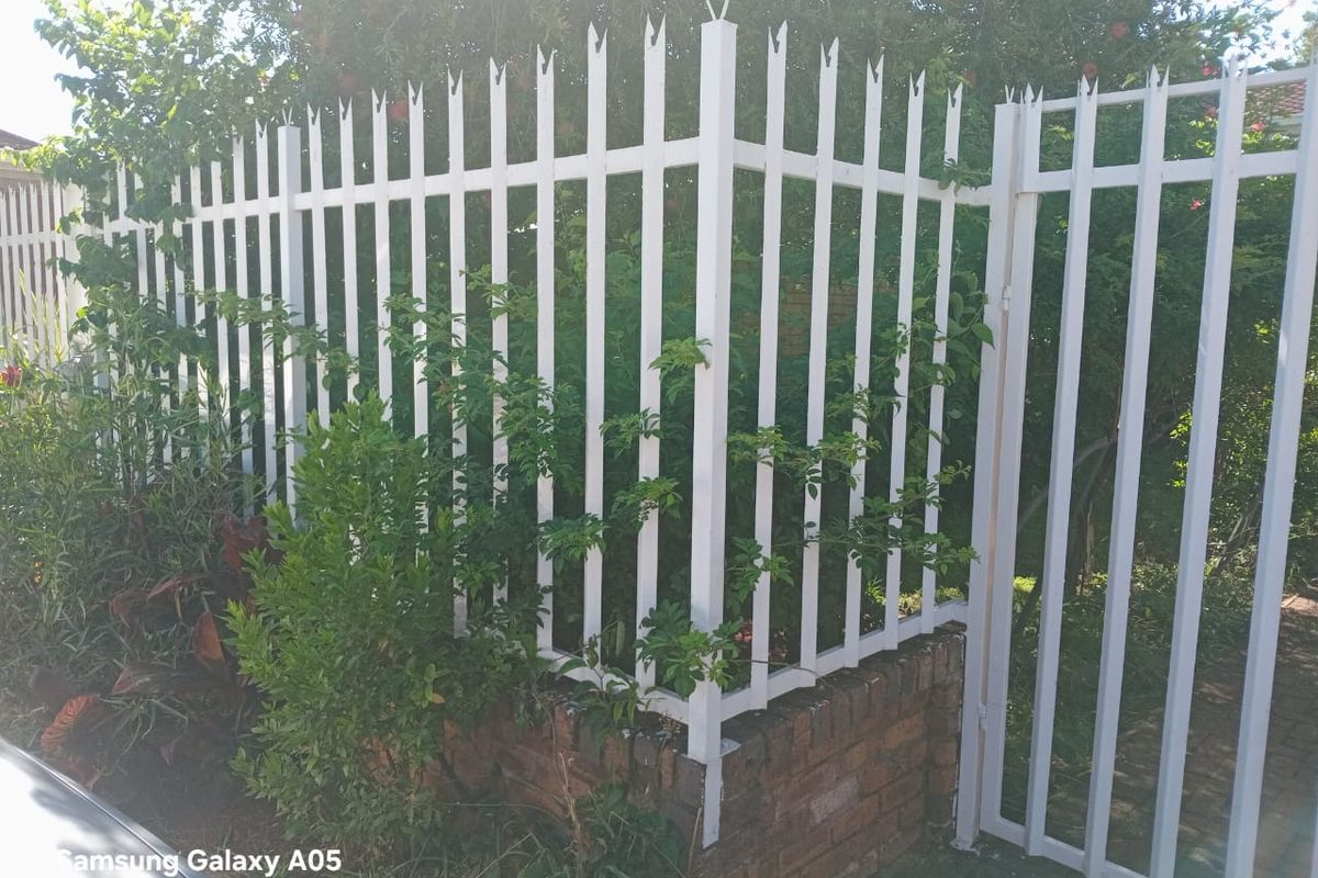 Spacious Townhouse Living in Sought-After Flora Gardens - Photo 3