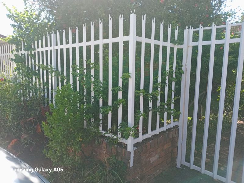 Spacious Townhouse Living in Sought-After Flora Gardens - Photo 3