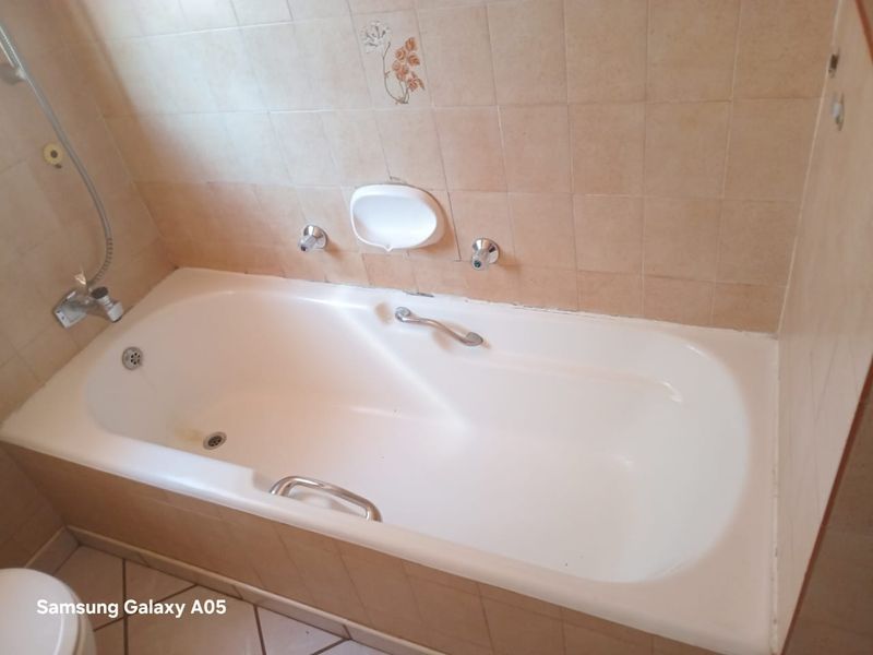 Spacious Townhouse Living in Sought-After Flora Gardens - Photo 10