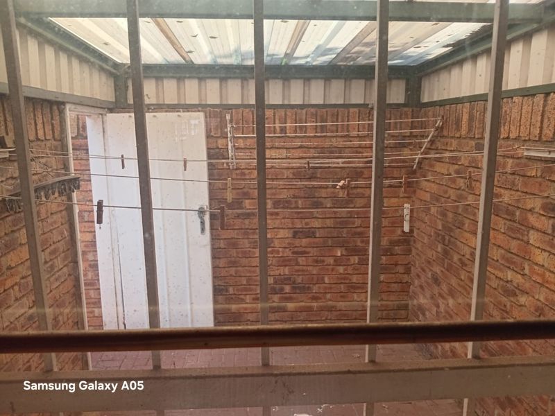 Spacious Townhouse Living in Sought-After Flora Gardens - Photo 9