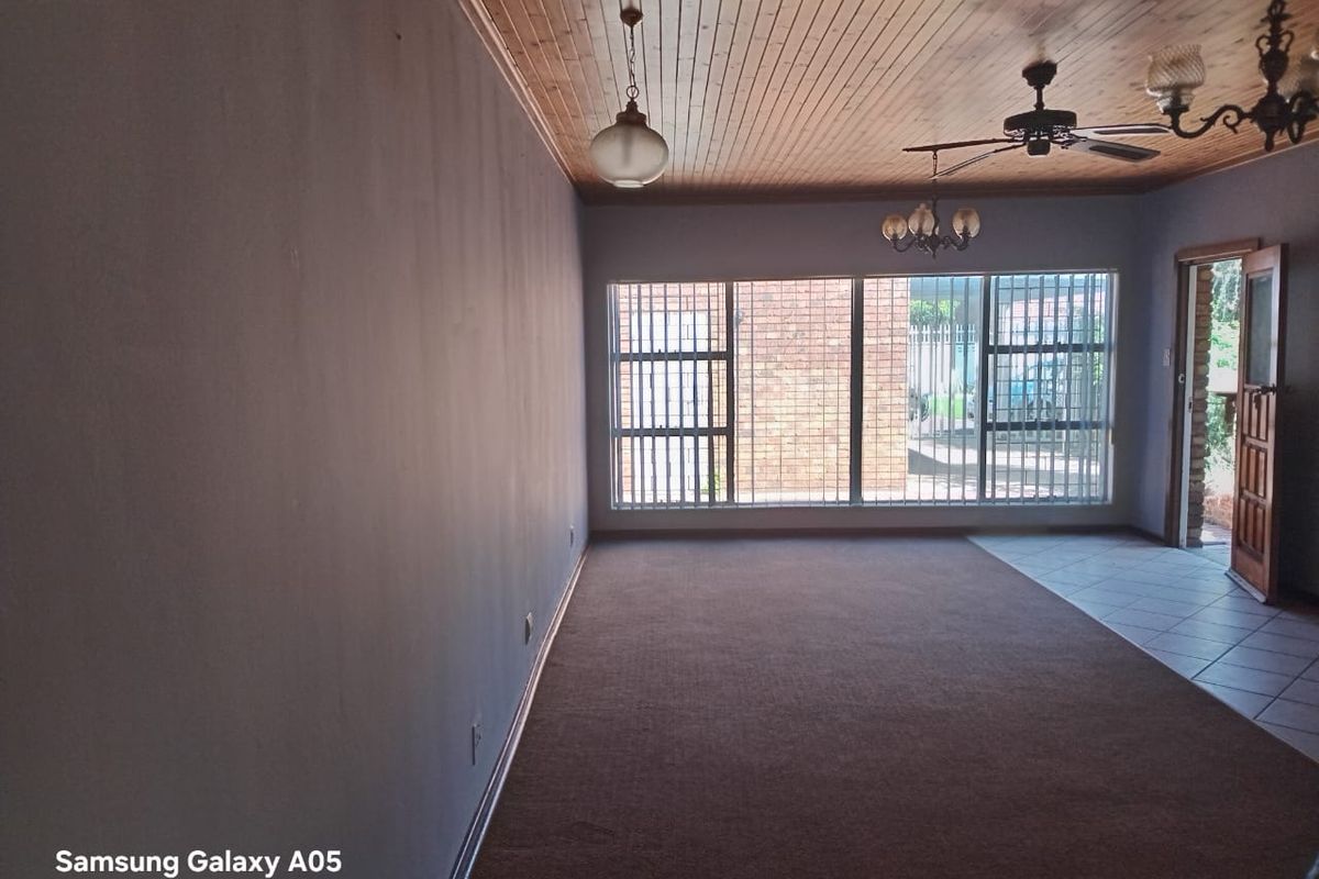 Spacious Townhouse Living in Sought-After Flora Gardens - Photo 4