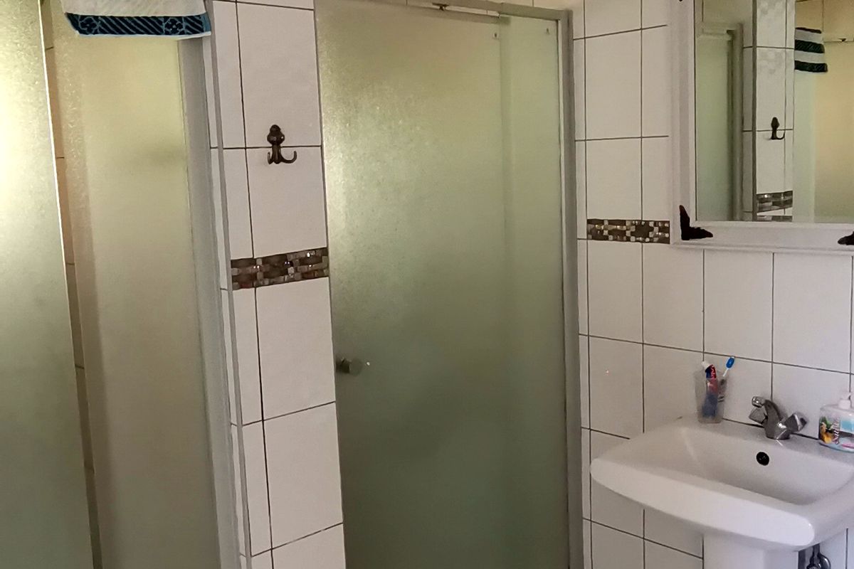 Expansive 8-Bedroom Family Home with Borehole & Development Potential - Photo 3